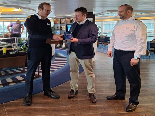 Key & Plaque ceremonie tijdens Maiden Call van Star Pride aan Rotterdam